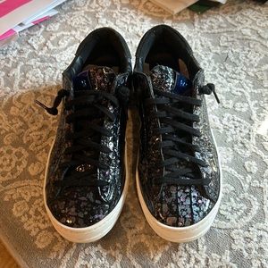 VGUC size 39 P448 sneakers. Patent black iridescent.